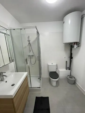 Appartement 30 M2, Piscine Et Parking Prive Mouans-Sartoux 0*,  France